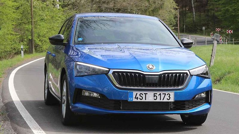 Škoda Scala a Říp v pozadí