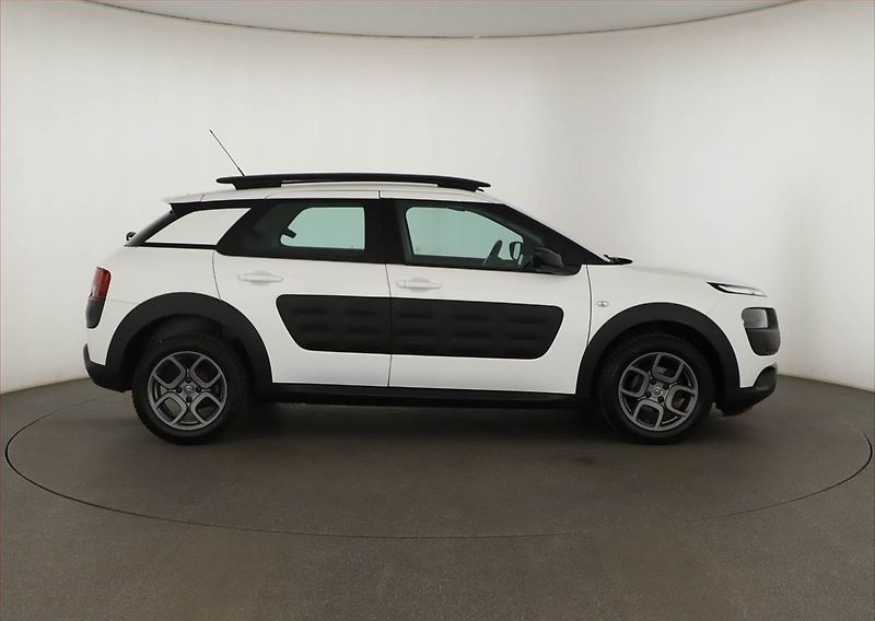 Citroën C4 Cactus (2018) 1.2 PureTech, ČR,1.maj - fotka 6 z 15