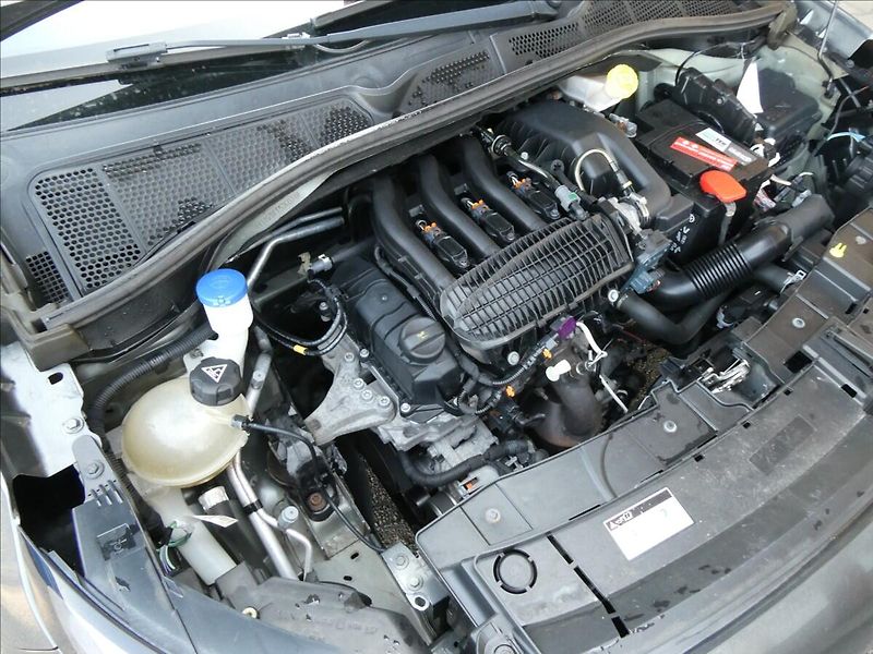Citroën C4 Cactus 1,2 PureTech 60kW NAVI - fotka 31 z 33