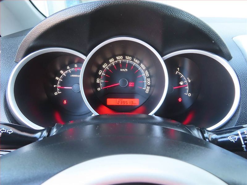 Kia Venga (2010) 1.4 CRDi, nová STK - fotka 11 z 17