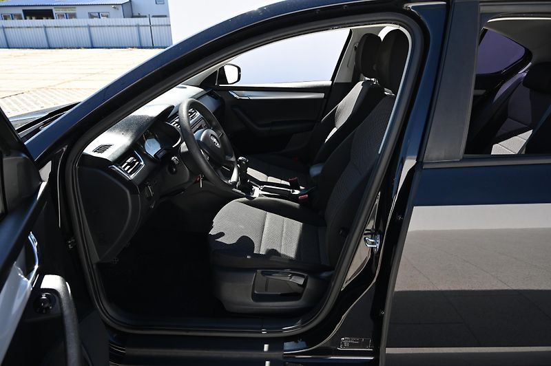 Škoda Octavia 1.6TDI 77KW Ambition rezervace - fotka 23 z 49