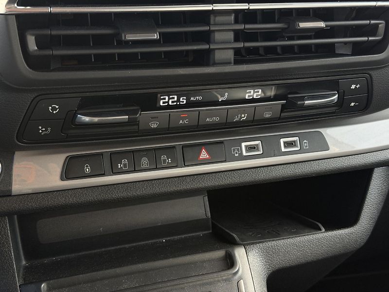 Citroën SpaceTourer 2.2 HDi 180EAT8 XL Shine - fotka 20 z 33