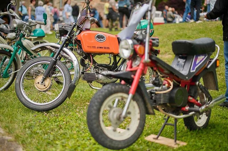 Veteráni ovládli Holovousy. U zámku se představilo na 180 historických exponátů