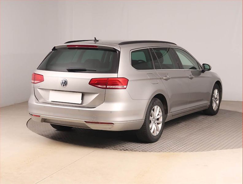 Volkswagen Passat (2016) 2.0 TDI, Automat, Navi - fotka 5 z 17