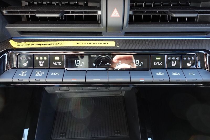 Toyota Prius 2.0 PHEV Executive sada komple - fotka 23 z 35