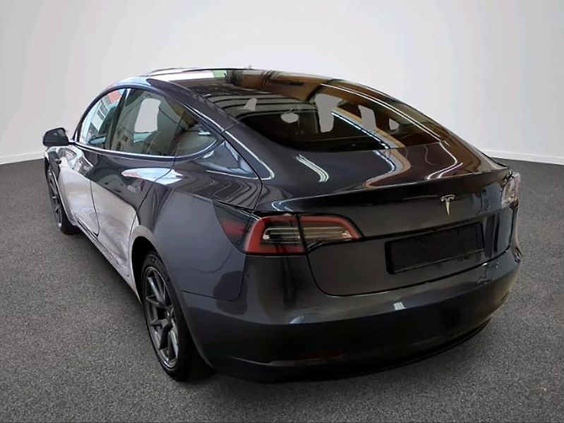 Tesla Model 3 (2022) AMD Ryzen, LFP baterie - fotka 2 z 9