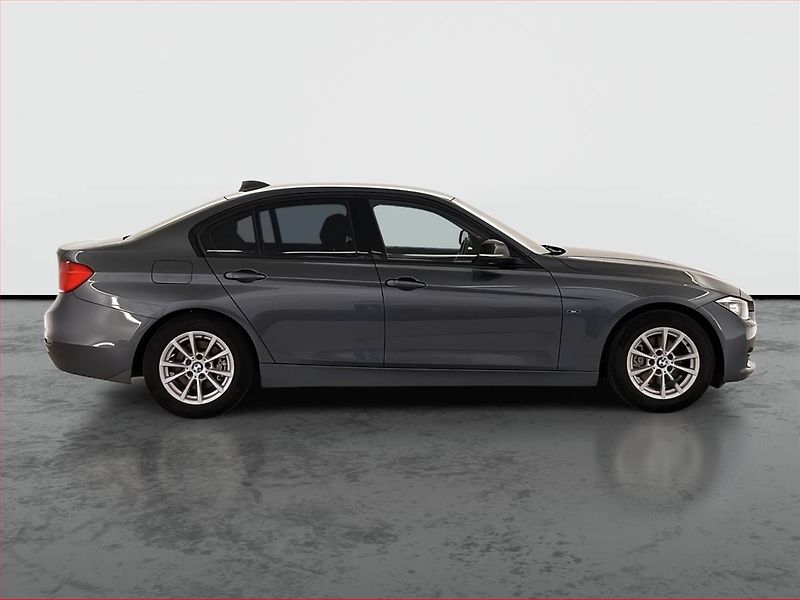 BMW Řada 3 (2013) Edition Sport 320 i - fotka 6 z 24