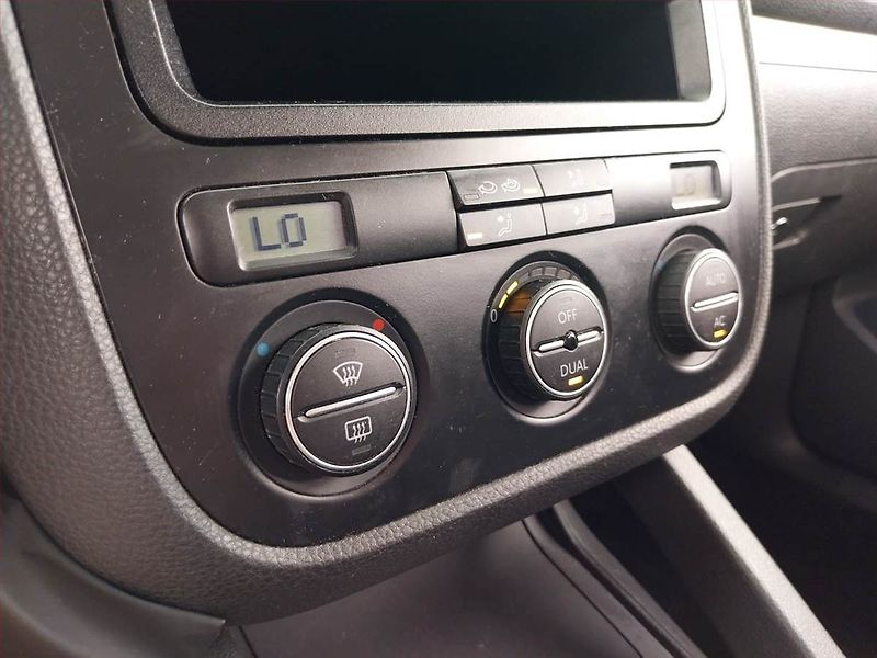 Volkswagen Golf (2009) 1.9 TDI, po STK, zamluveno - fotka 13 z 16
