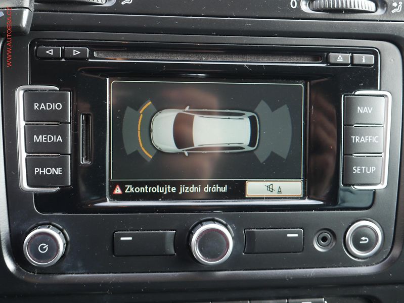 Volkswagen Golf (2013) 1.6 TDi VI, Navi, AC - fotka 12 z 16