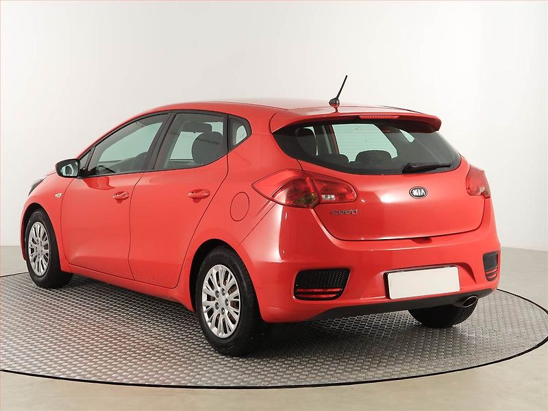 Kia Ceed (2015) Silver 1.4 CVVT - fotka 4 z 17