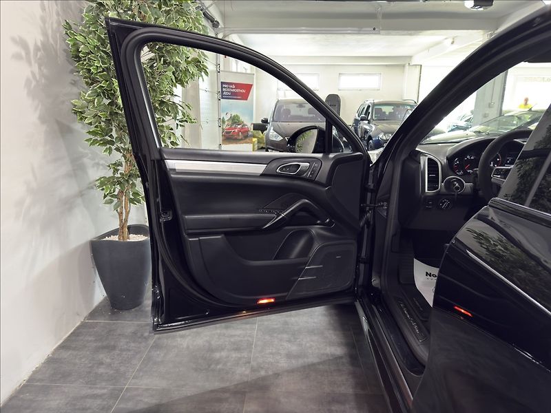 Porsche Cayenne 3,0   D VZDUCH PANO BOSE 360 - fotka 6 z 44