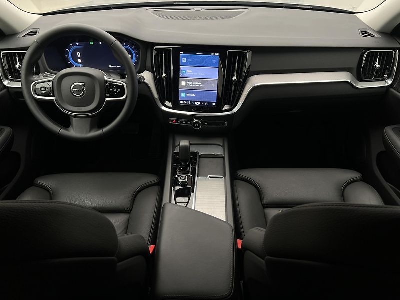 Volvo V60 B4 PLUS DARK AUT 1.maj. - fotka 2 z 43