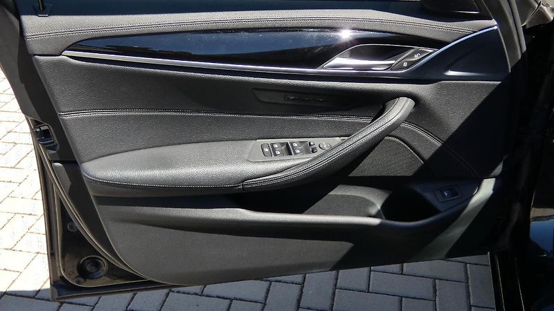 BMW Řada 5 Touring 520d xDrive - fotka 8 z 25