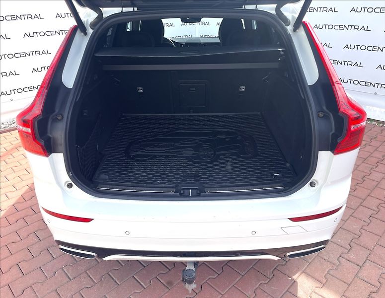 Volvo XC60 2,0 D,140kW,D4,4x4,AUT. R-DESI - fotka 10 z 25
