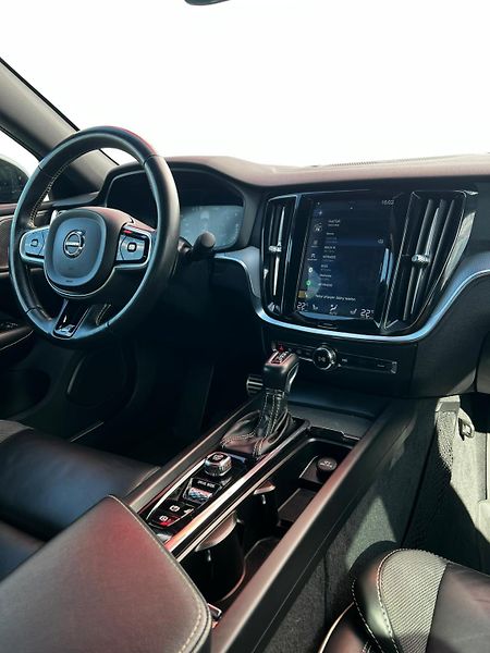 Volvo S60 2.0T5 184kW Aut. R-Desing - fotka 8 z 27