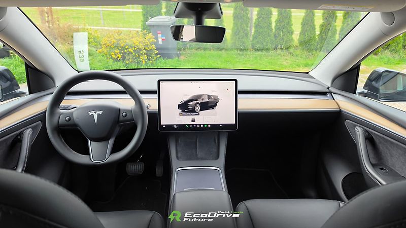 Tesla Model Y (2023) RWD | Standard Range, LFP - fotka 8 z 12