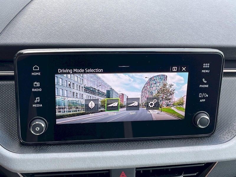 Škoda Scala (2025) 1.0 TSI 85kW Top Selection - fotka 16 z 35