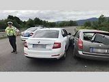 Řidič Renaultu najížděl i do policejní Octavie v civilním provedení.