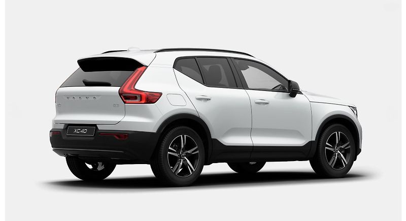 Volvo XC40 (2026) B3 PLUS DARK AUT - fotka 5 z 12