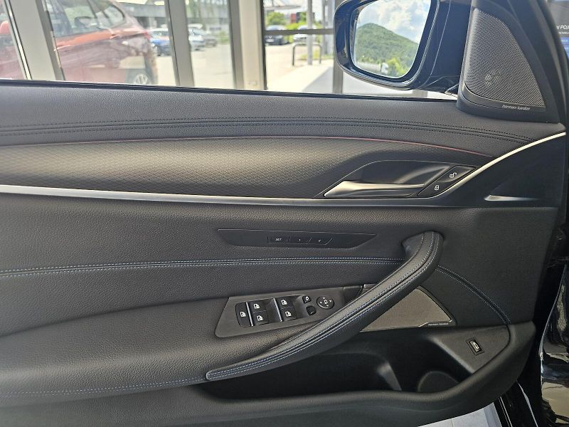 BMW Řada 5 M550i xDrive - fotka 14 z 32
