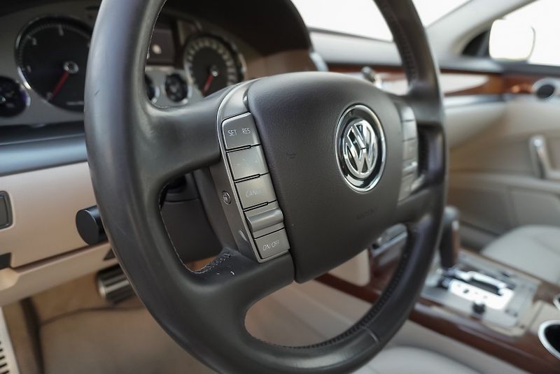 Volkswagen Phaeton 3.0 TDi 176kW LONG 4motion - fotka 28 z 36