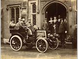 Charles Stewart Rolls (za volantem) veze vévodu z Yorku v doprovodu Sira Charlese Custa a svého otce lorda Llangattocka, rok 1900