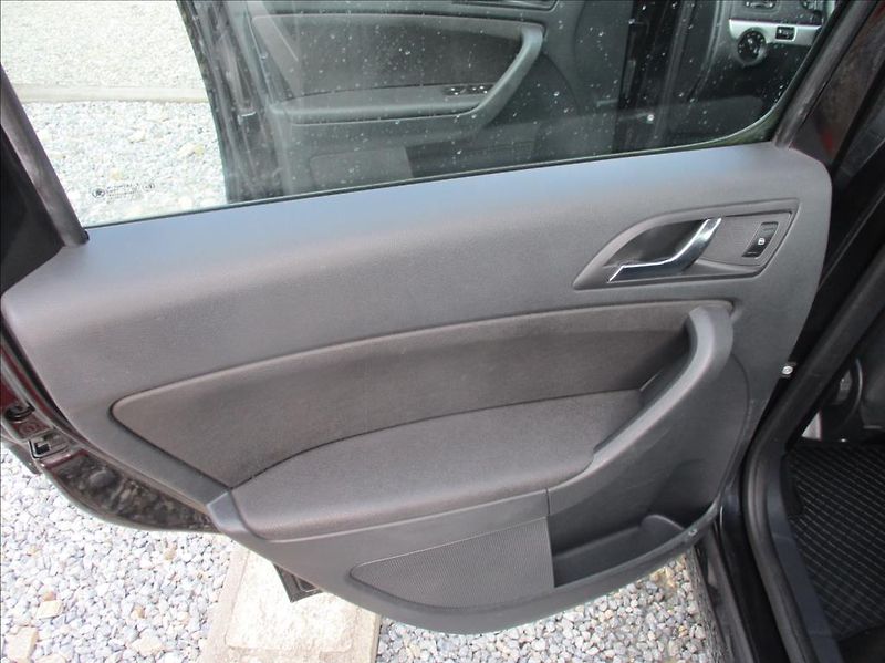 Škoda Yeti 1,2 TSI, klima, servis, tažné, - fotka 10 z 26