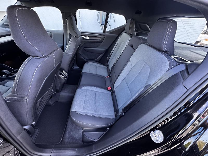 Volvo XC40 B4 AWD // 1. maj // ČR - fotka 14 z 40