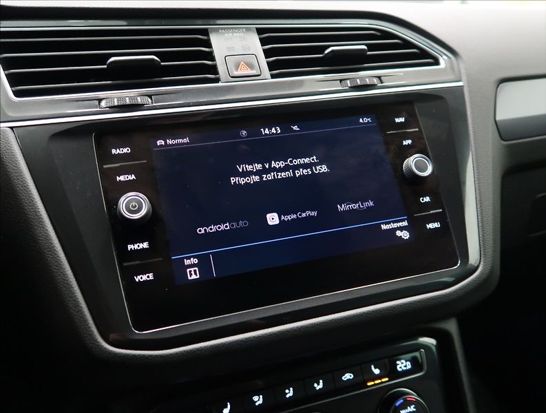 Volkswagen Tiguan 2,0 TDI DSG 4MOTION R-LINE - fotka 28 z 55