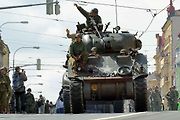 Plzní projel Konvoj svobody. Stovky kusů historické vojenské techniky v neděli projely z Bor do centra města. Ulice lemovaly tisíce diváků