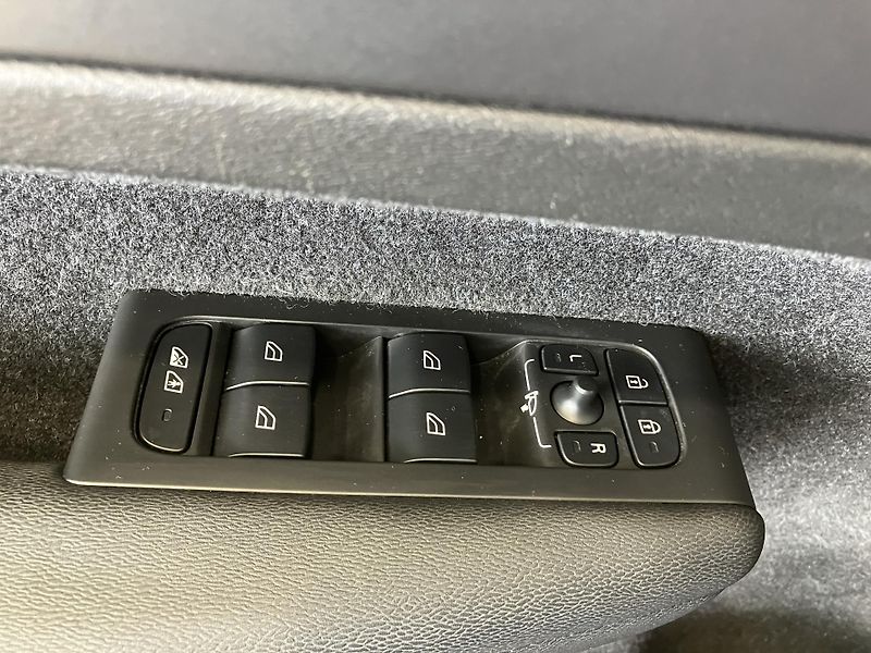 Volvo XC40 T3 FWD Kinetic AT8 - fotka 17 z 36