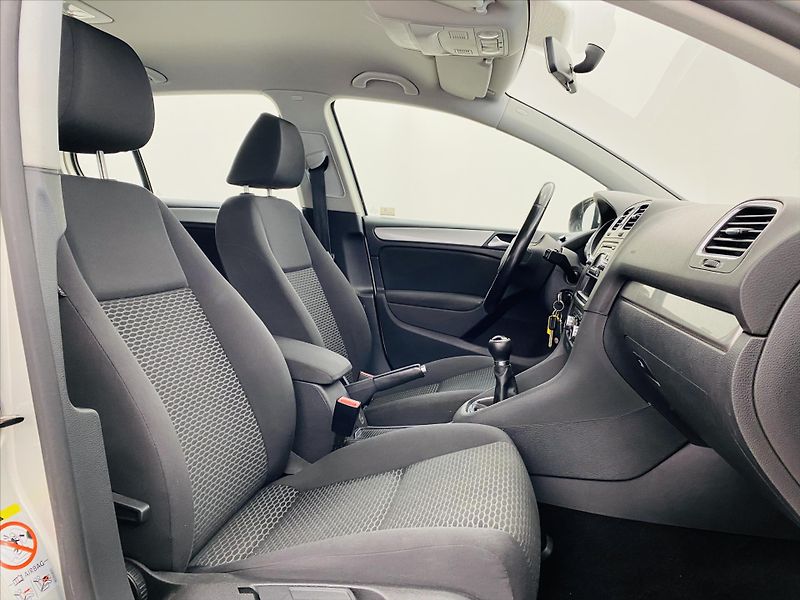 Volkswagen Golf 1,6 TDI 77kW - fotka 7 z 22