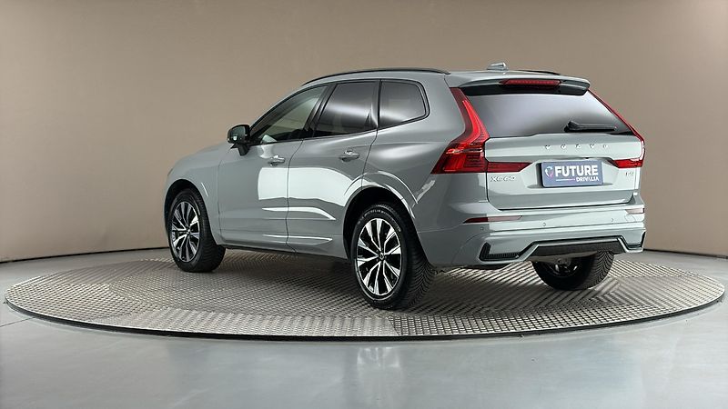 Volvo XC60 2.0 B4 AUT AWD Plus Dark - fotka 2 z 32