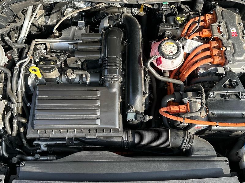 Volkswagen Tiguan ELEGANCE 1,4 TSI PHEV 6DSG 180 - fotka 17 z 23