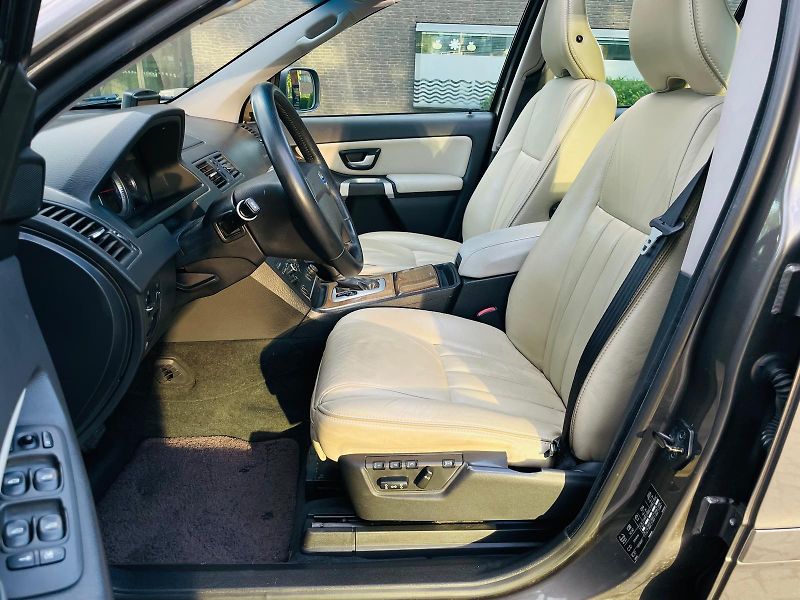 Volvo XC90 2.4 D5 4x4 AUT SERVISKA TAŽNÉ - fotka 30 z 48