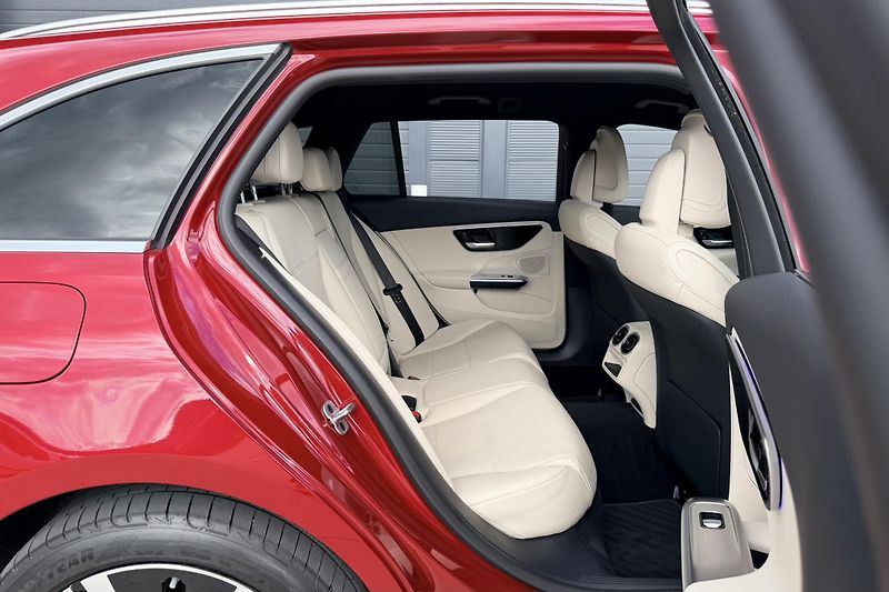 Mercedes-Benz Třídy C (2024) C 300 de 4Matic EQ - fotka 37 z 100