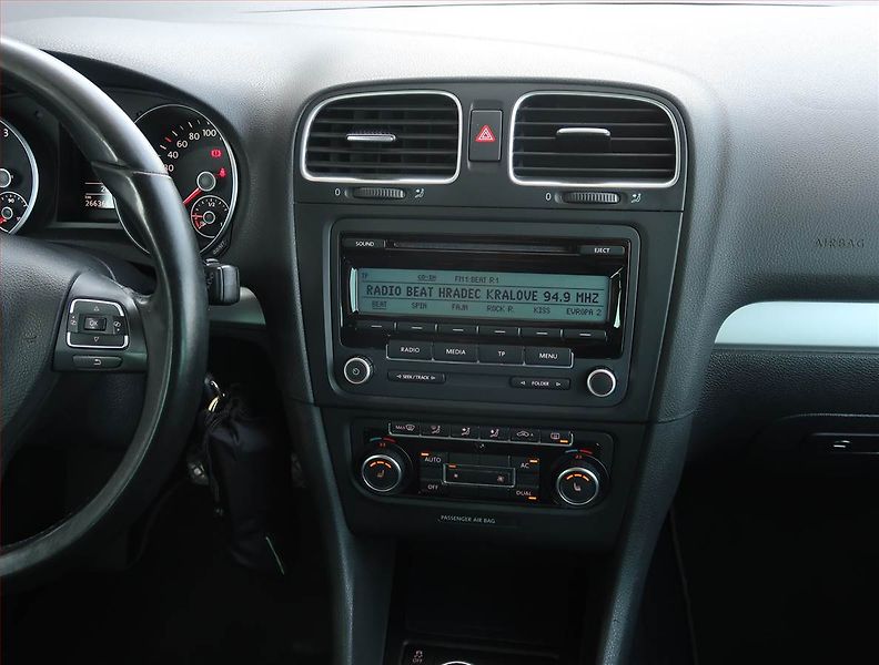 Volkswagen Golf (2012) R-Line 1.6 TDI, Tempomat - fotka 12 z 19