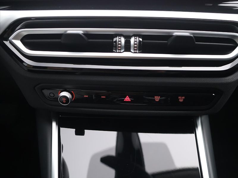 BMW Řada 3 2,0 318i 115kW Aut Virtual LED - fotka 21 z 32