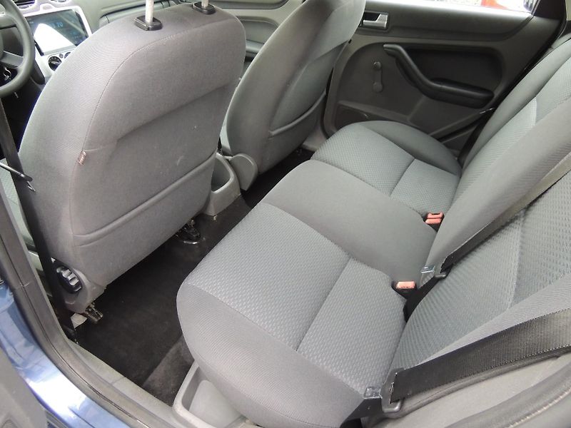 Ford Focus (2006) 1,6TDCi,80kw,Combi,klima - fotka 25 z 30