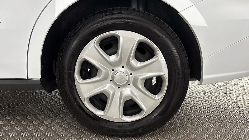 Ford Tourneo Courier 1.5 TDCI Trend - fotka 19 z 21