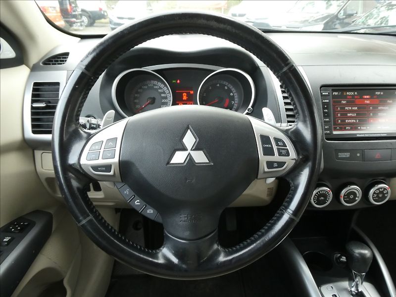 Mitsubishi Outlander 2,4 i 125kW 7.míst,4x4,automat - fotka 29 z 35