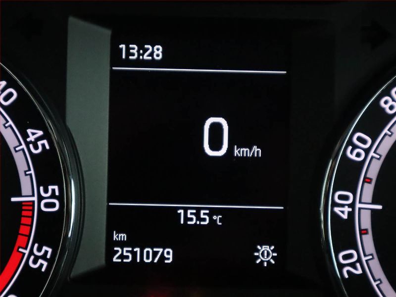 Škoda Octavia (2019) 1.6 TDI, Tempomat - fotka 11 z 18