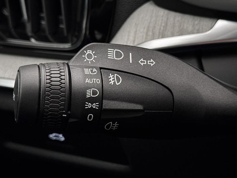 Volvo V60 B4 DARK PLUS AUT  - fotka 31 z 49
