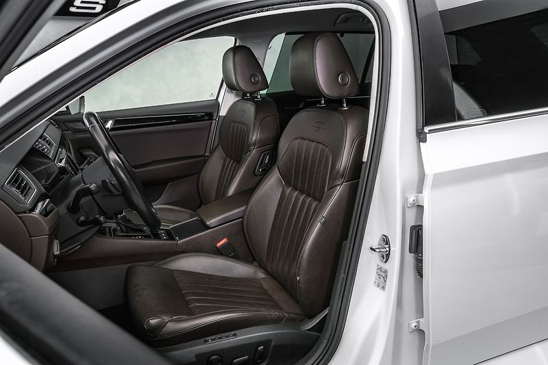 Škoda Superb Combi 2,0TSI L&K 4x4 DSG - fotka 13 z 26