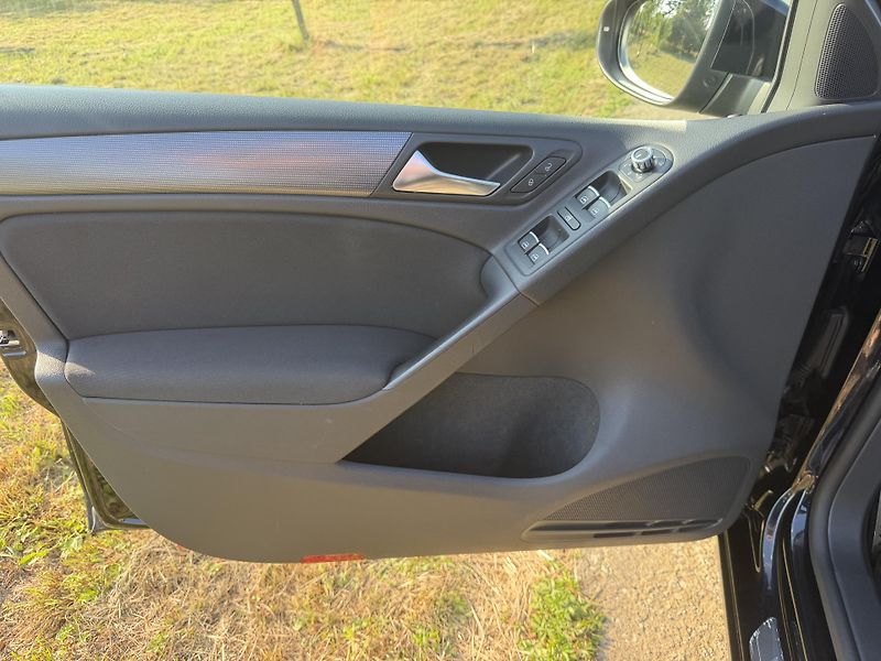 Volkswagen Golf (2011) VI 1,4i16V STYLE 1 MAJITEL - fotka 16 z 66
