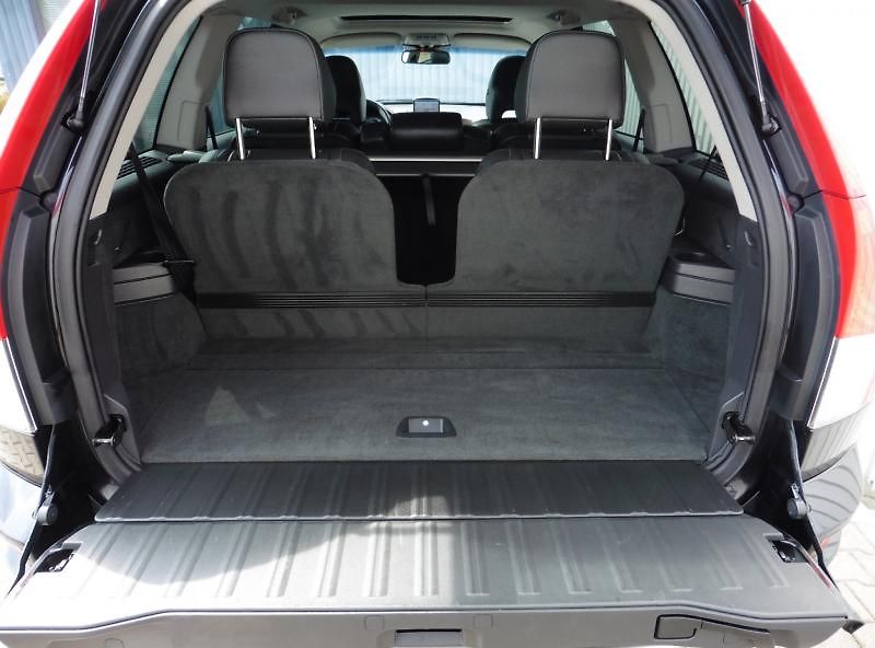 Volvo XC90 2,4 D5 Summum AWD A/T Navi 7.m - fotka 8 z 13
