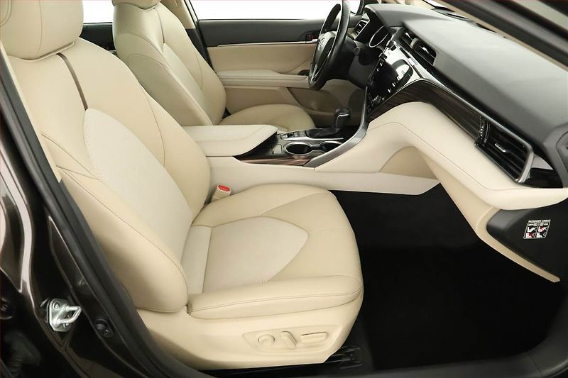 Toyota Camry (2020) 2.5 Hybrid - fotka 7 z 17