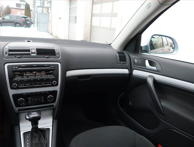 Škoda Octavia (2010) 1.4 TSI, Automat, Tempomat - fotka 8 z 15