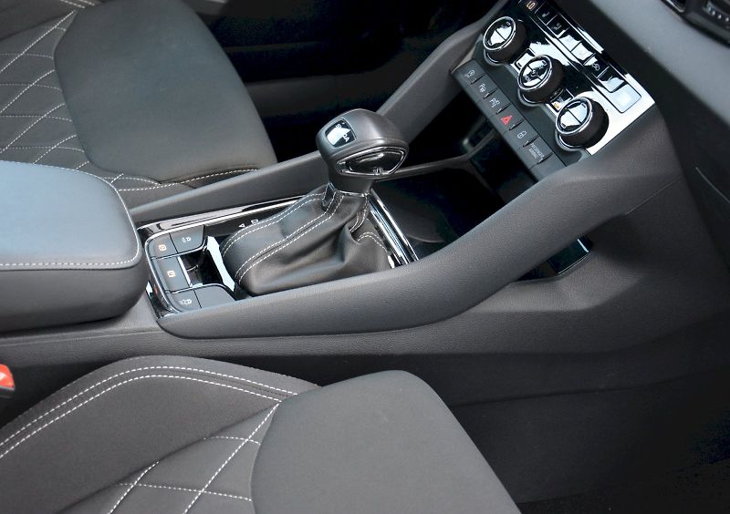 Škoda Karoq (2025) 2.0 TSI 140 KW 4x4 SportLINE D - fotka 15 z 27