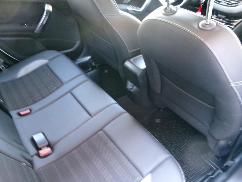 Peugeot 2008 (2015) 1,6 BlueHDI AC TEMP USB - fotka 17 z 26